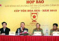 Giải bóng đá (Futsal) trẻ em có hoàn cảnh đặc biệt lần 14 – Cup Tôn Hoa Sen 2013: Nick Vujicic đá bóng và giao lưu cùng các em 